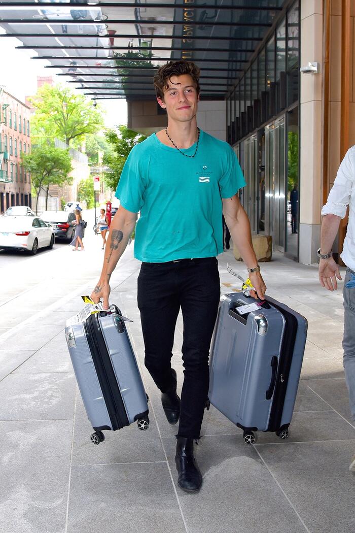 Shawn Mendes com calça skinny e camiseta