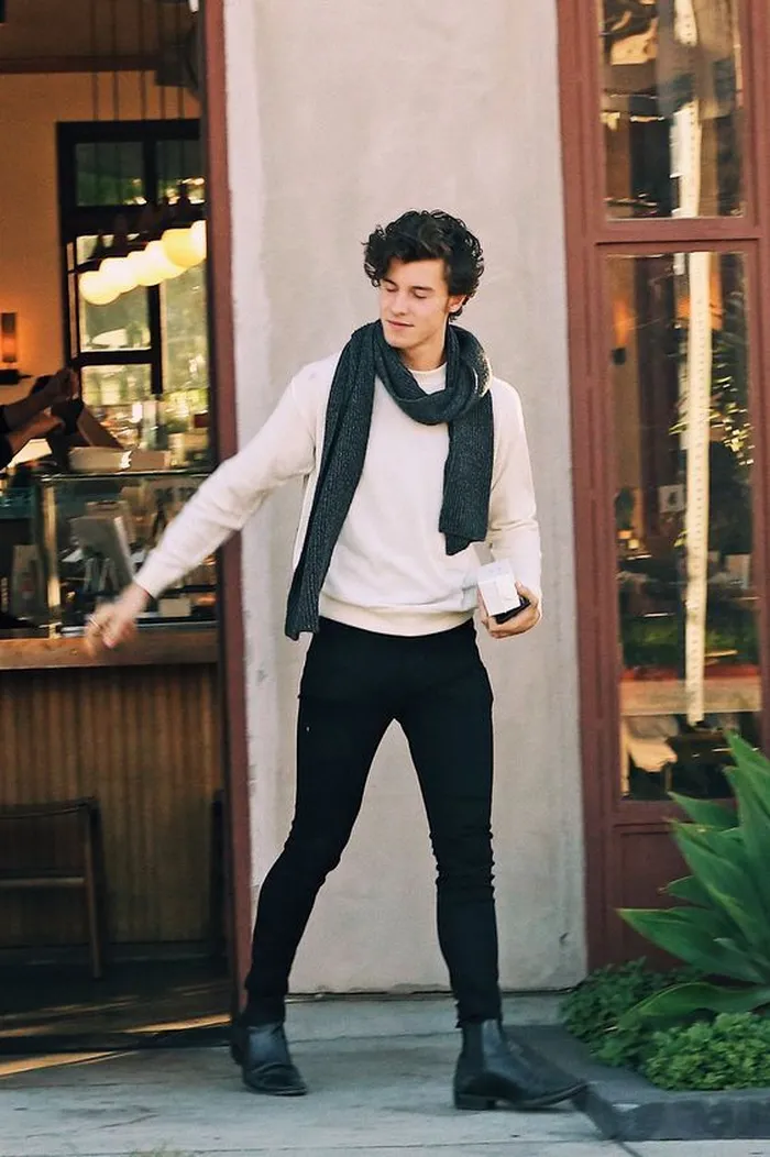Shawn Mendes usa calça skinny no inverno