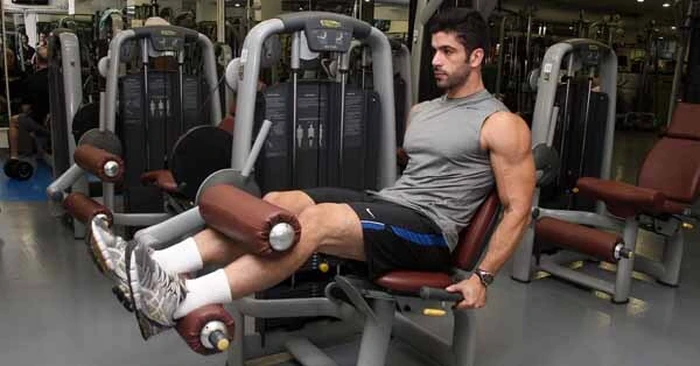 Cadeira flexora na academia