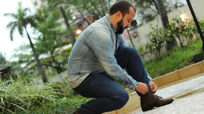 Camisa + Camiseta por baixo: usar ou não usar? - Crédito: Edson Castro