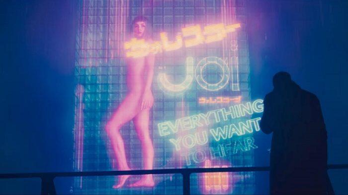 Cena de Blade Runner 2049 em que a inteligência artificial JOI é vendida como uma acompanhante