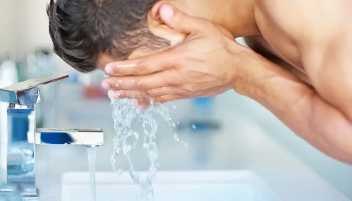 Como se livrar do glitter na pele durante o carnaval