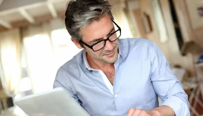 Ser feliz ou ser rico: como escolher entre fazer o que gosta ou ganhar mais