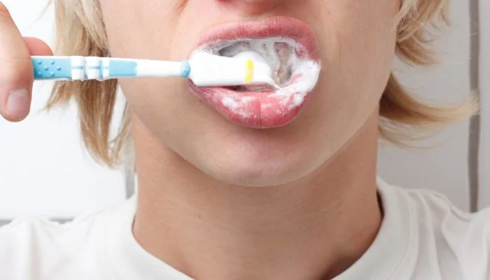 homem escovando os dentes