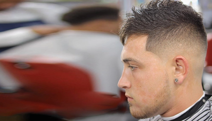 Corte de cabelo masculino com degradê com fauxhawk