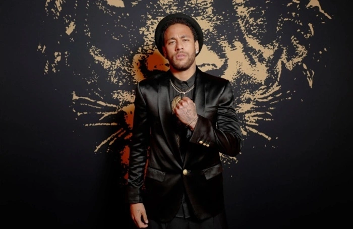 Diesel Fragrances encomendou uma edição exclusiva de apenas 12 versões com o punho de Neymar Jr., executadas em bronze sólido com acabamentos em ouro