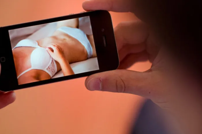 Descubra o que acontece com seus nudes quando você os envia para alguém