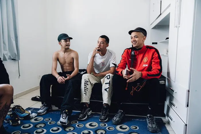 Camisas e outras peças de times de futebol fazem parte do estilo