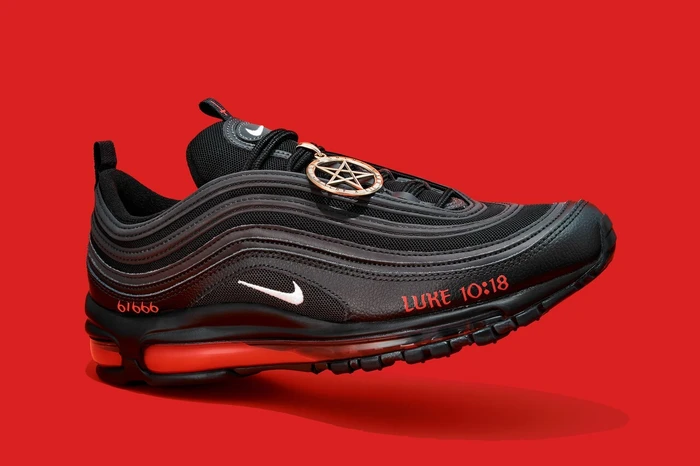 O modelo Nike Air Max 97 Satan Shoes, que rendeu processo