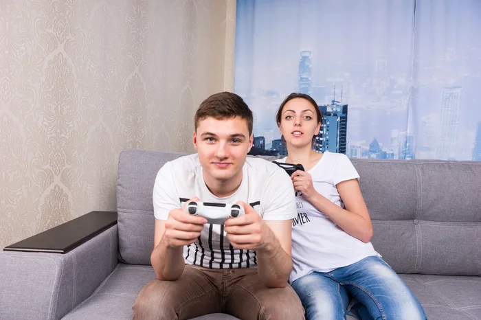 Casal jogando videogame - Depositphotos