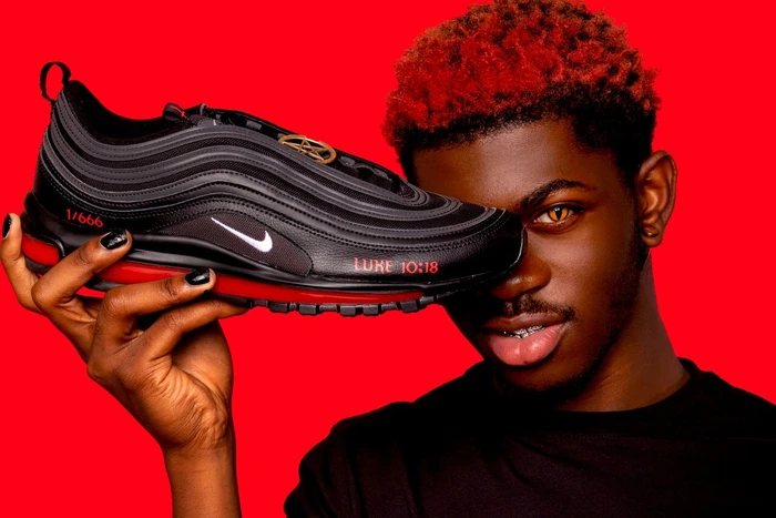 Lil Nas X com o Nike Air Max 97 Satan Shoes