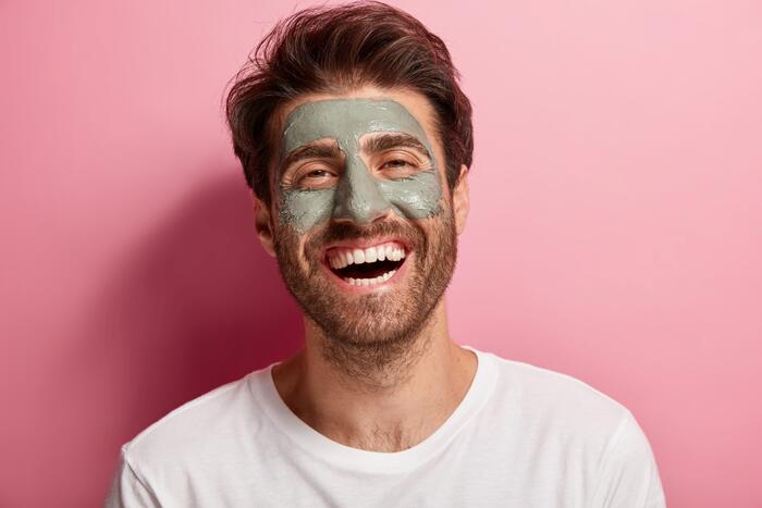 Máscara facial masculina, um dos produtos básicos para o cuidado masculino