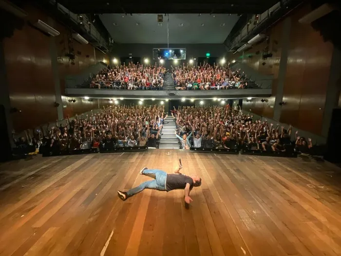 Stand up e improviso são ferramentas para o desenvolvimento profissional do humorista