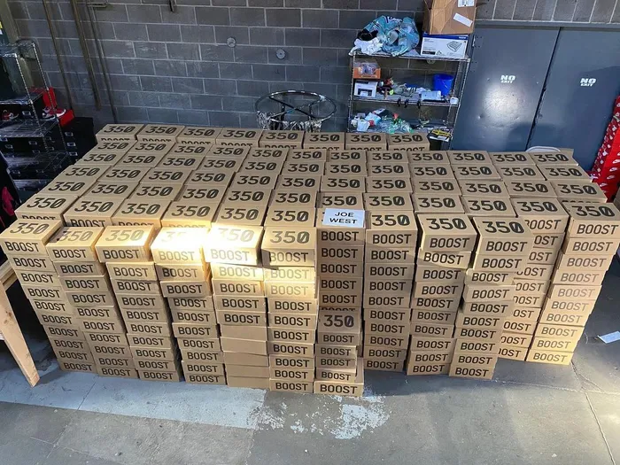 tênis comprados pela empresa de revenda West Coast Streetwear e comprados com o cartão corporativo da Nike