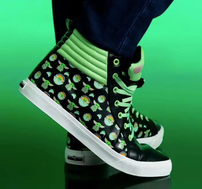 O tênis do Baby Yoda feito pela loja Fun