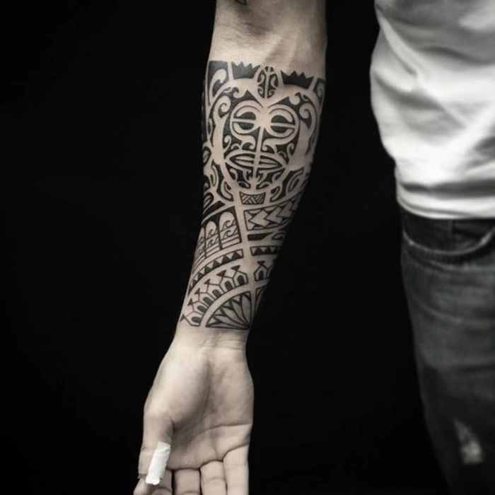 tatuagem maori braço