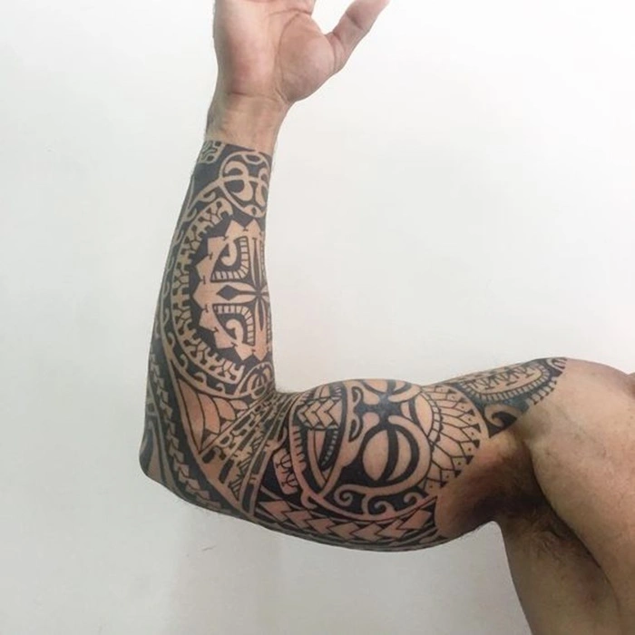tatuagem maori braço