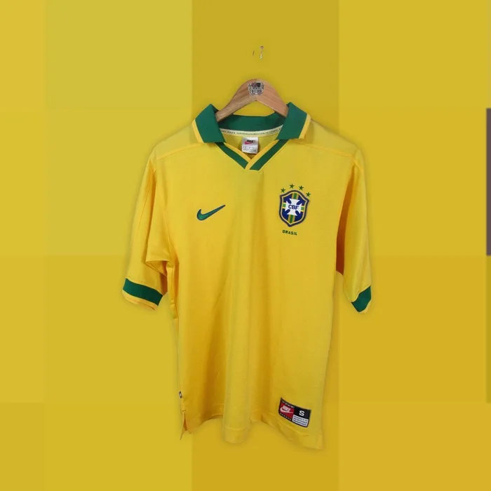 Camisa do Brasil à venda no gaúcho Brechó do Futebol
