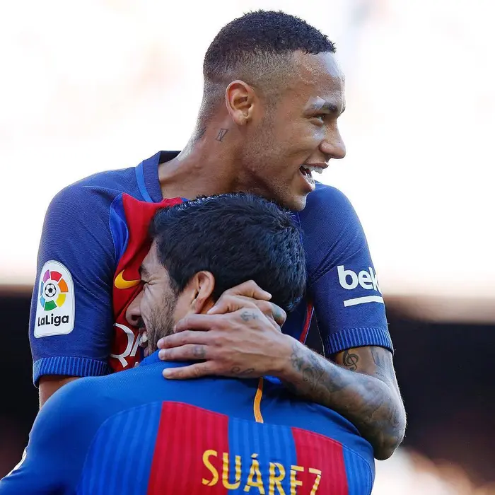 Neymar com o cabelo curtinho