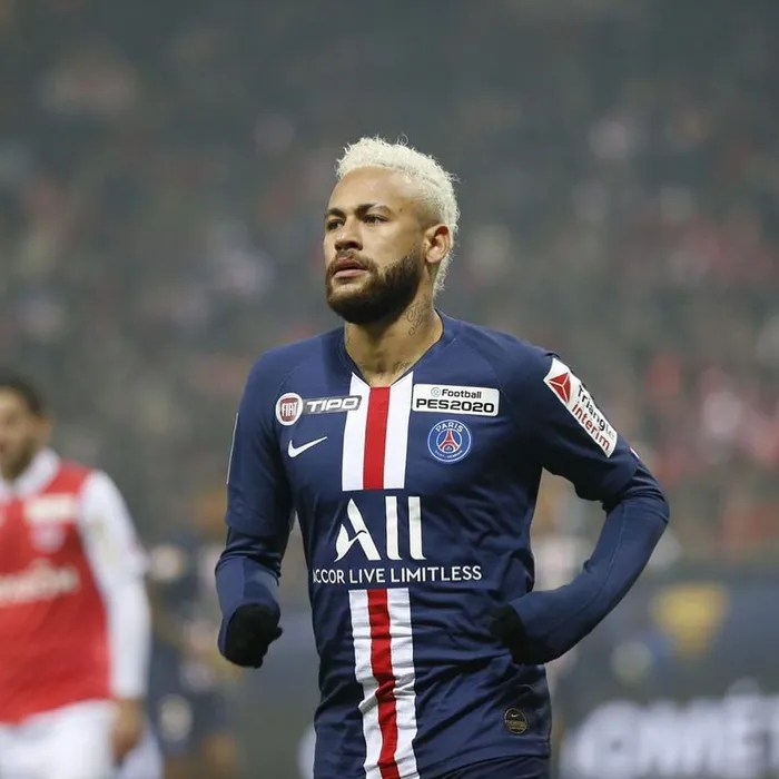 Neymar com o moicano platinado