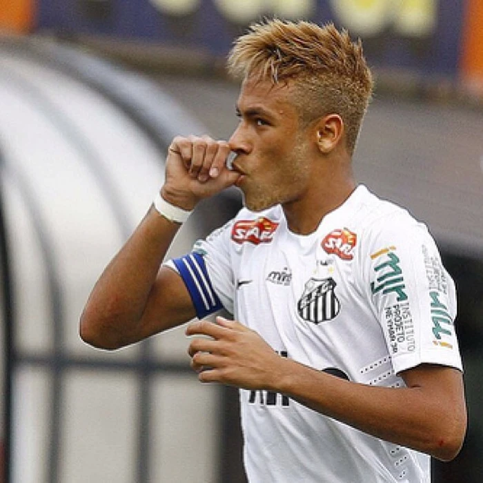 Neymar com o cabelo quase ruivo