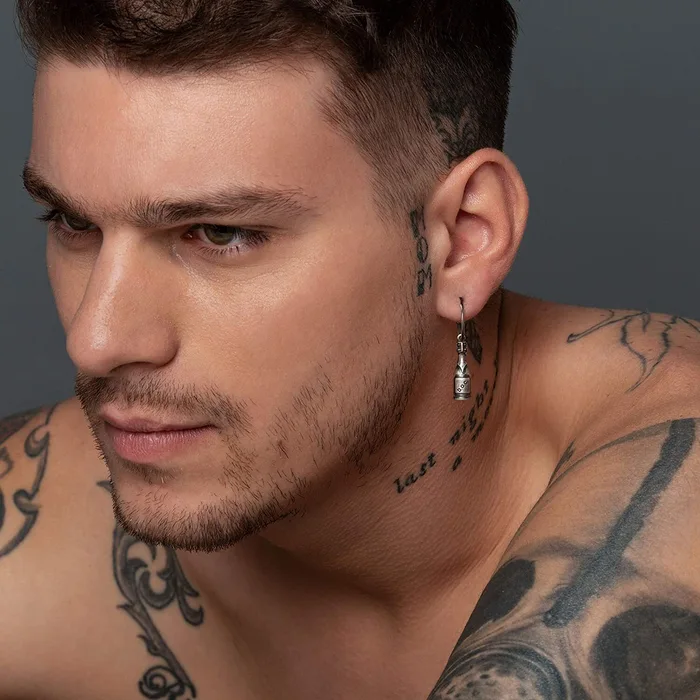 Brinco masculino com pingente