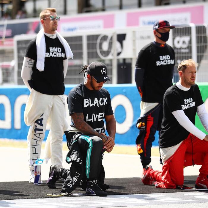 Hamilton se ajoelha para apoiar o movimento Black Lives Matter