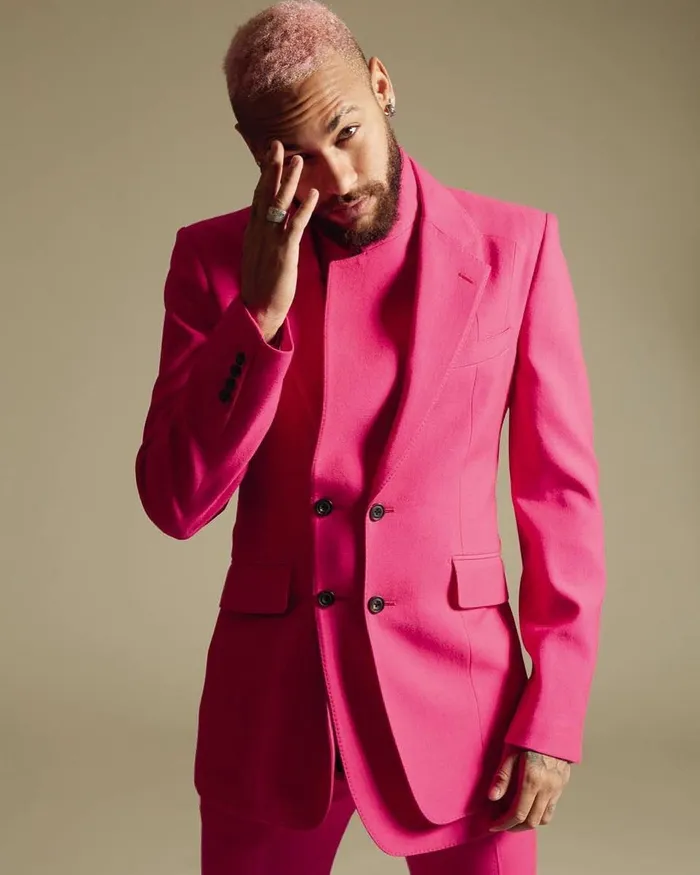 Neymar com o cabelo rosa