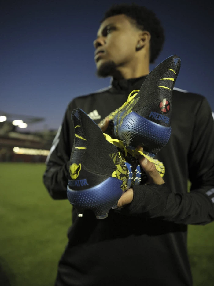 O jogador Weston McKennie usando a sua chuteira Adidas Predator inspirada nos X-Men
