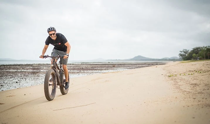 Exercícios para o verão para fazer na praia (ou até na academia)