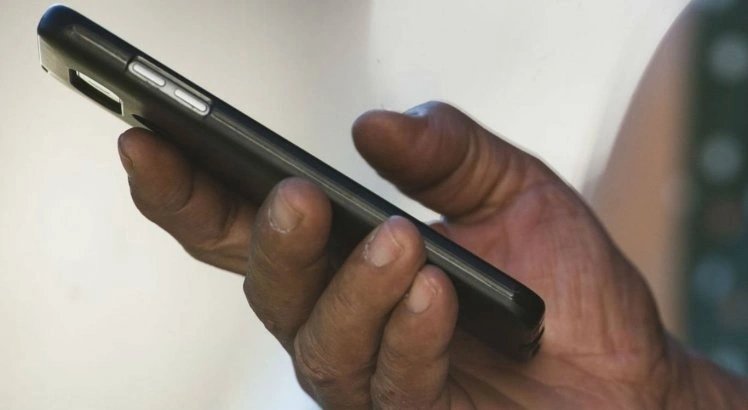 Álcool em gel não deve ser usado em smartphones e aparelhos eletrônicos