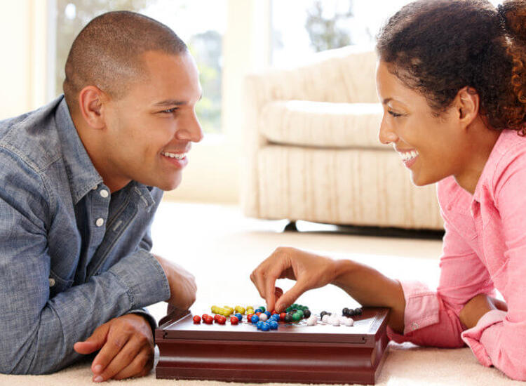 Jogar jogos de tabuleiro (ou videogame) pode salvar o seu namoro, segundo a ciência