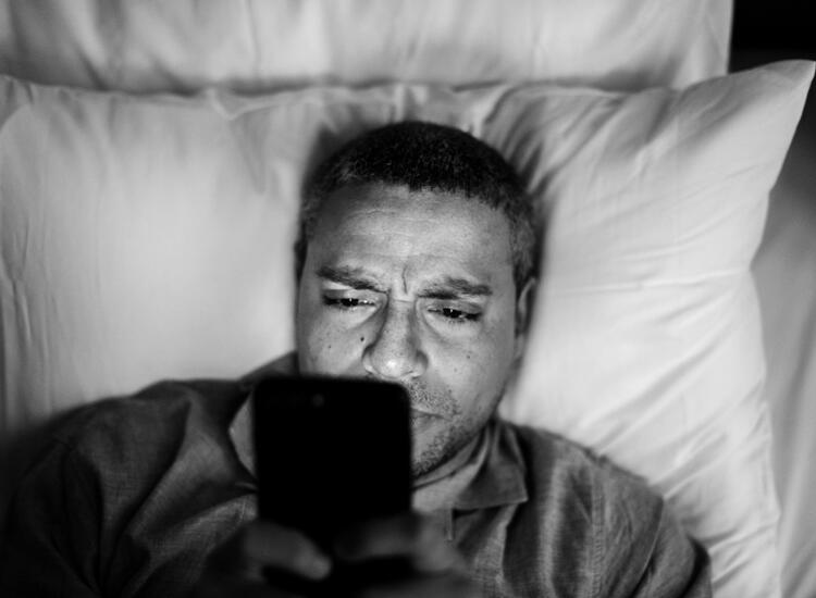 Usar qualquer tela antes de dormir é fatal para o sono