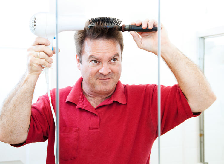 homem secando o cabelo