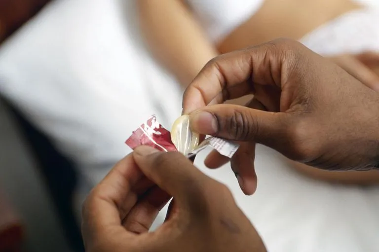 Erros com a camisinha que você comete e que reduzem a sua eficácia