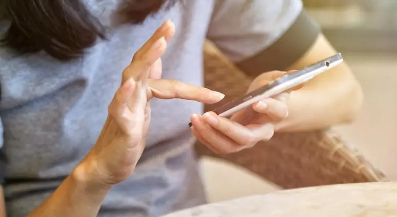 Metade dos brasileiros espiona o celular da namorada. Descubra se você está passando do limite!