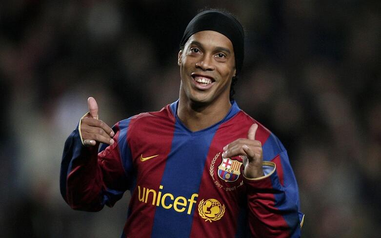 Momentos de magia do Bruxo Ronaldinho Gaúcho no futebol