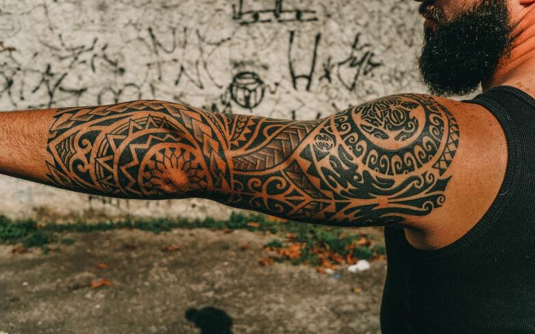 Tatuagens Maori no braço, peito e perna para se inspirar