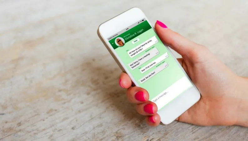 Mulher conversando e puxando assunto no whatsapp