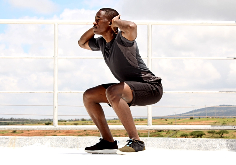 20 exercícios com o peso do corpo pra você fazer agora!