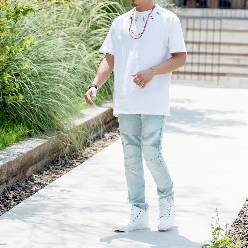Look de jeans com tênis branco