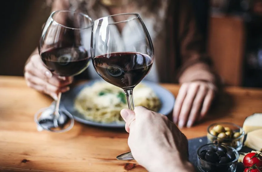 Beber vinho pode melhorar sua vida sexual