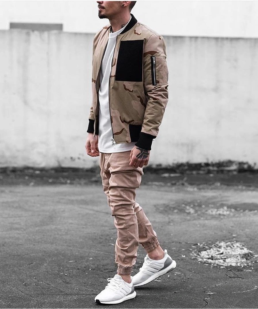 Cores terrosas com tênis branco